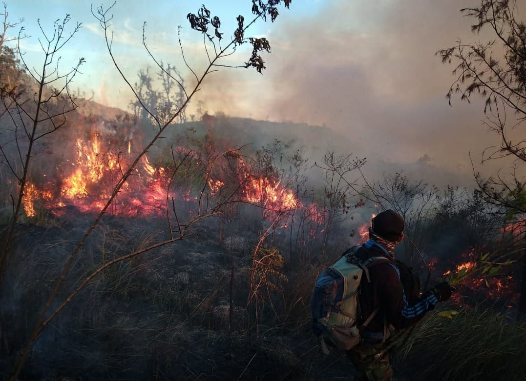 ATASI KARHUTLA, BPBD MOJOKERTO KIRIM UNIT PEMADAM API PORTABEL