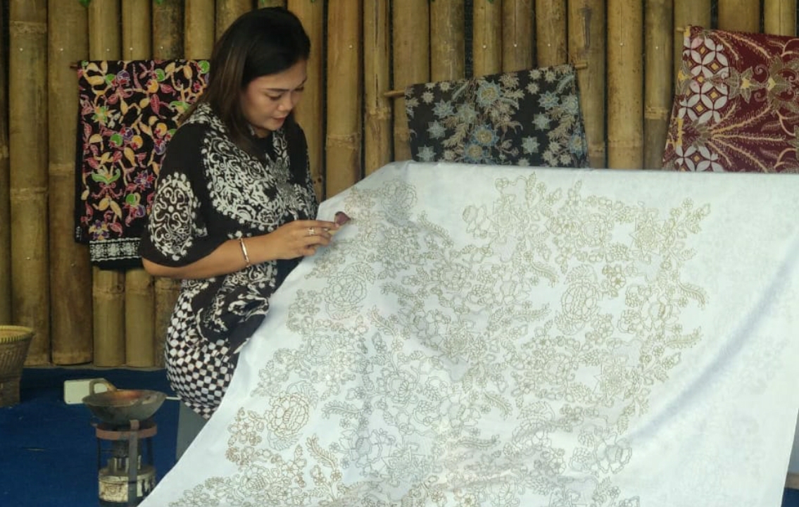 Berbekal Hobi Menggambar, Heni Sukses Kenalkan Mojokerto Lewat Batik Majapahit