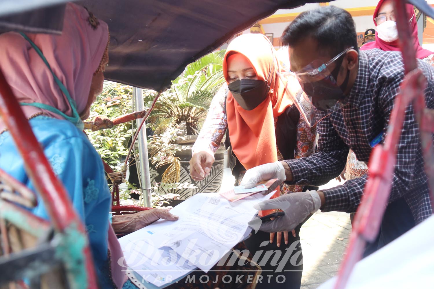 Gandeng PT. Pos Indonesia, Bupati Mojokerto Tinjau Penyaluran Bansos