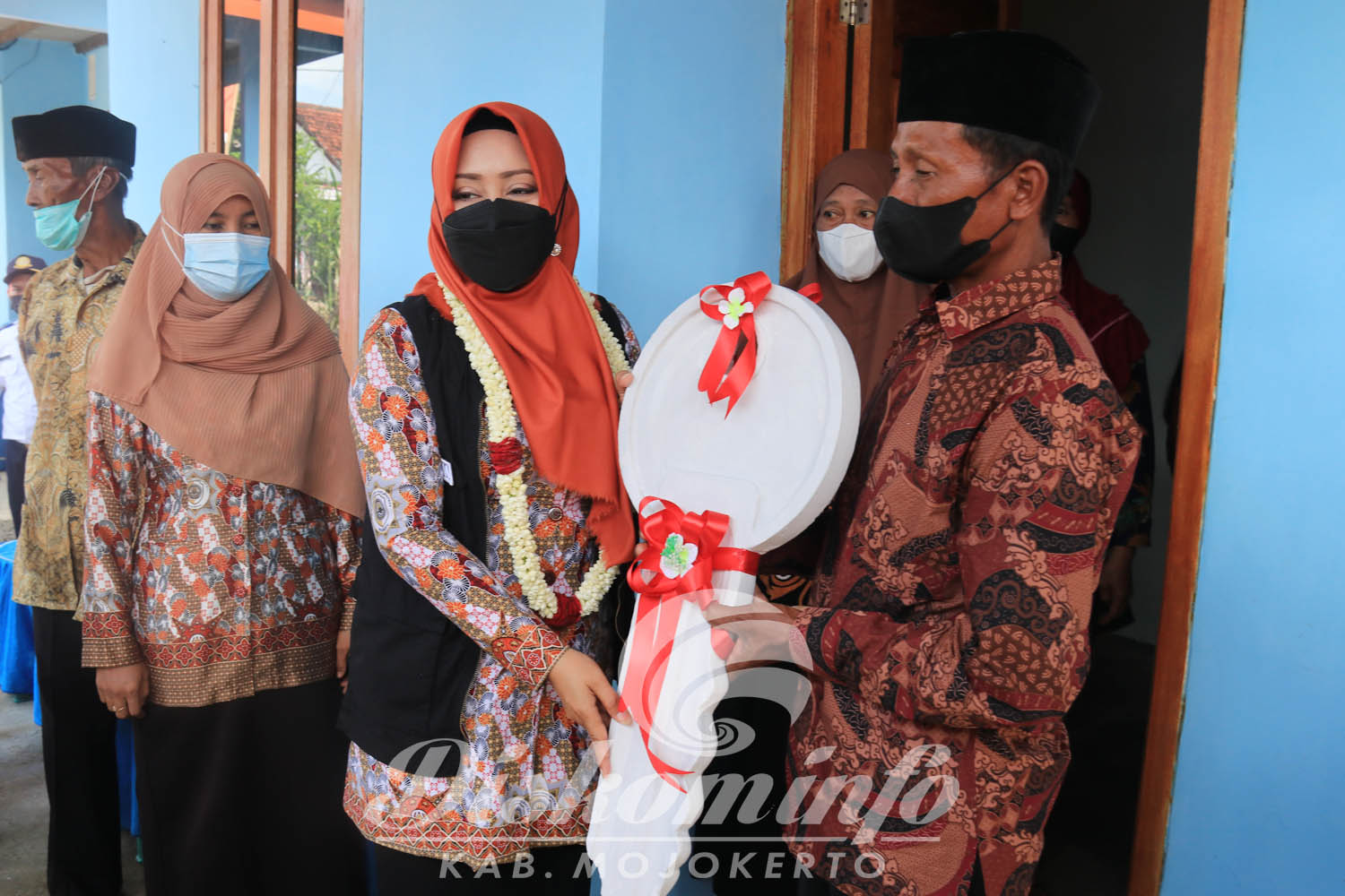 Bupati Mojokerto Serahkan Bansos Bedah Rumah di Dawarblandong