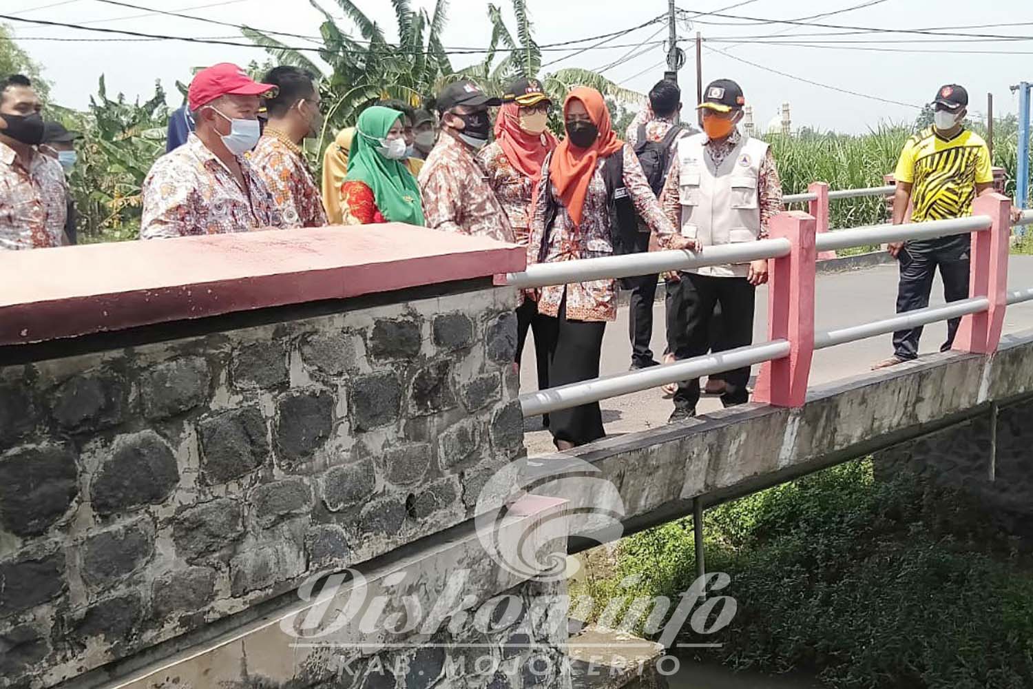 Bupati Mojokerto Serahkan Bantuan Perbaikan Tanggul Longsor