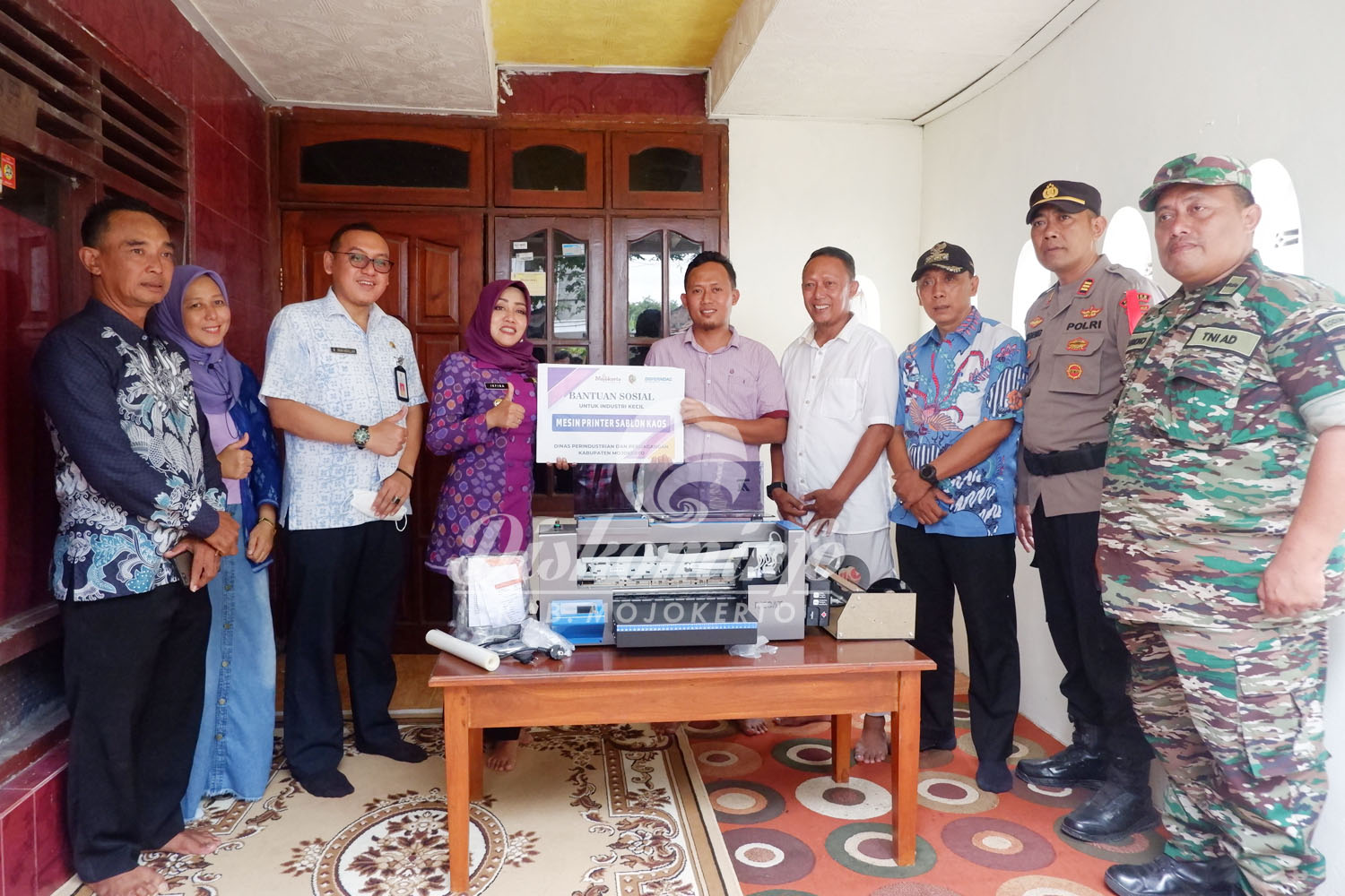 Bupati Mojokerto Serahkan Bantuan Sosial untuk Pelaku Industri Kecil di Desa Betro