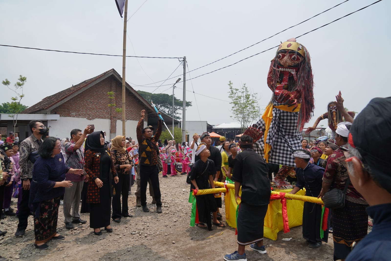 Bupati Mojokerto Turut Ramaikan Pawai Ogoh-Ogoh di Desa Pohjejer
