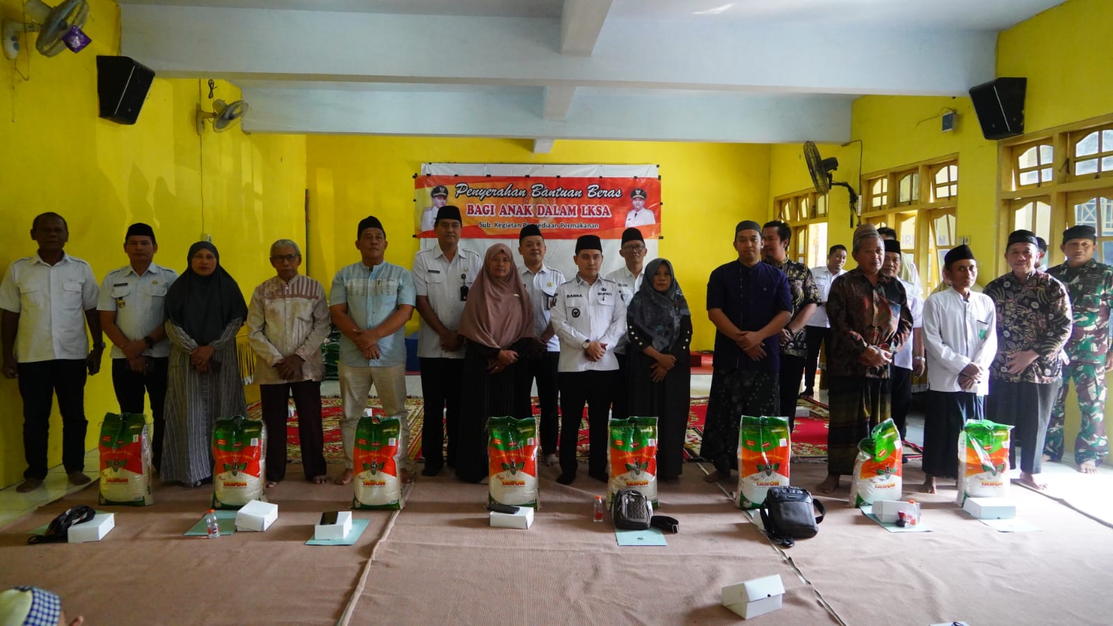 257 Anak Asuh di Delapan LKSA Terima Bantuan Beras, Gus Barra Pastikan Hak Dasar Anak Terpenuhi