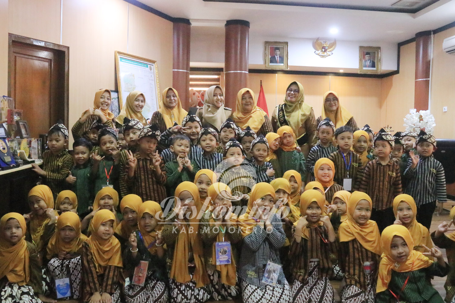 Berkunjung ke Kantor Bupati, Bupati Ikfina Kenalkan Profesi Kepala Daerah Pada Siswa TK AL IZZAH