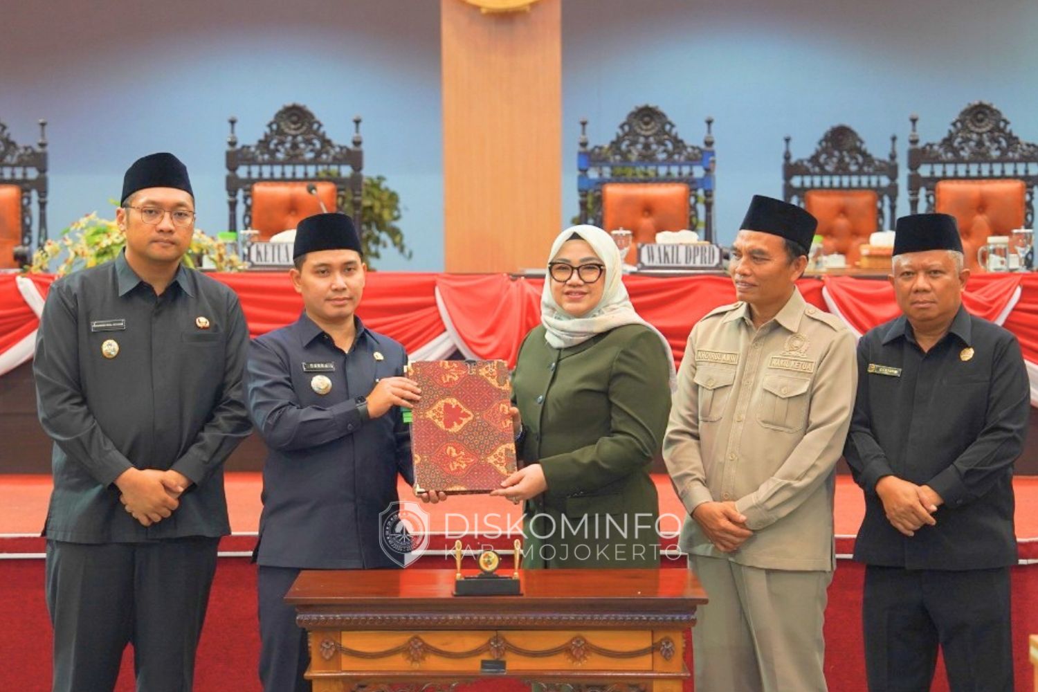 Bupati Dan Wakil Bupati Mojokerto Hadiri Rapat Paripurna Persetujuan Bersama Pencabutan Empat Perda