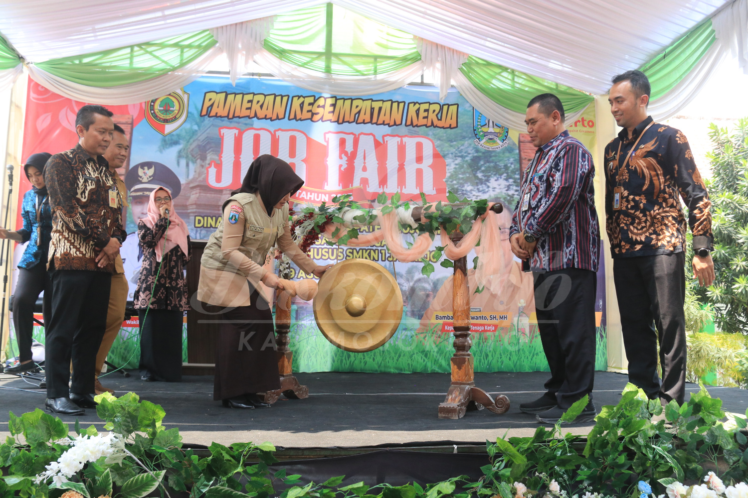 Bupati Ikfina Buka Job Fair Kabupaten Mojokerto 2023 di SMKN 1 Jatirejo