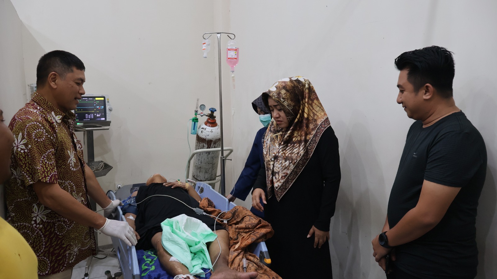 Bupati Ikfina Sambangi Korban Tertimpa Pohon di RSUD Prof.dr. Soekandar