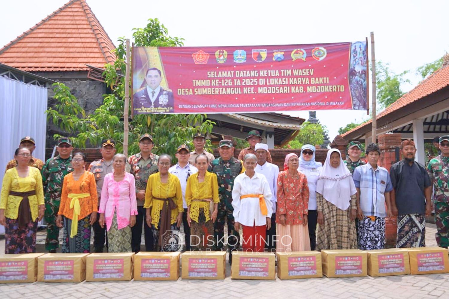 Bupati Mojokerto Dampingi Letjen TNI Bobby Rinal Makmun Tinjau TMMD ke-126 di Desa Sumbertanggul
