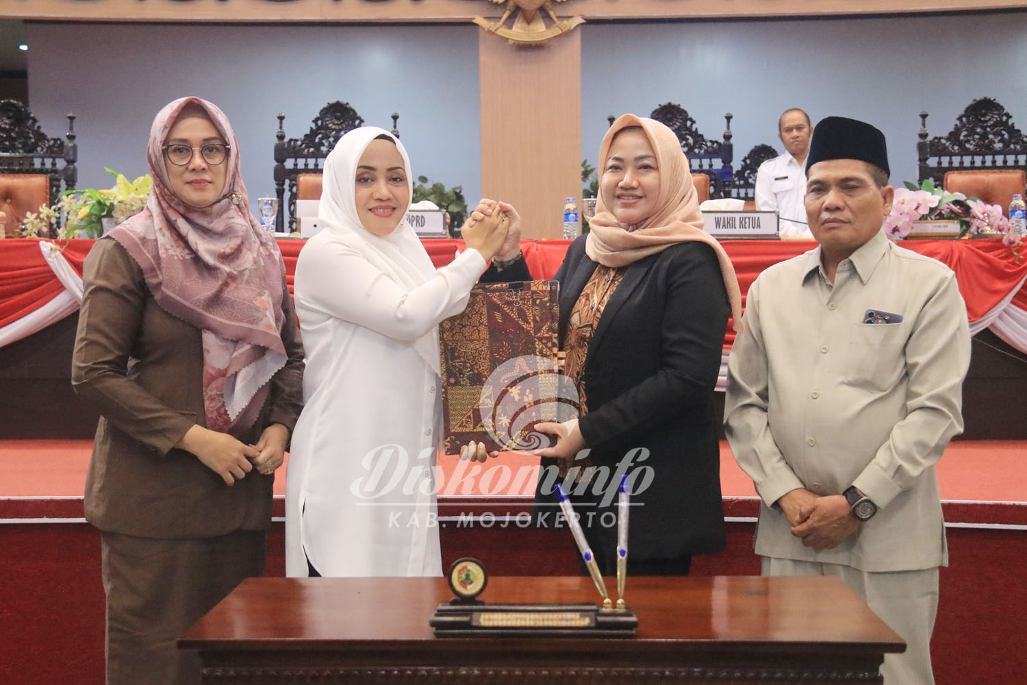 Bupati Mojokerto Hadiri Rapat Paripurna Penetapan dan Penandatanganan Dua Raperda