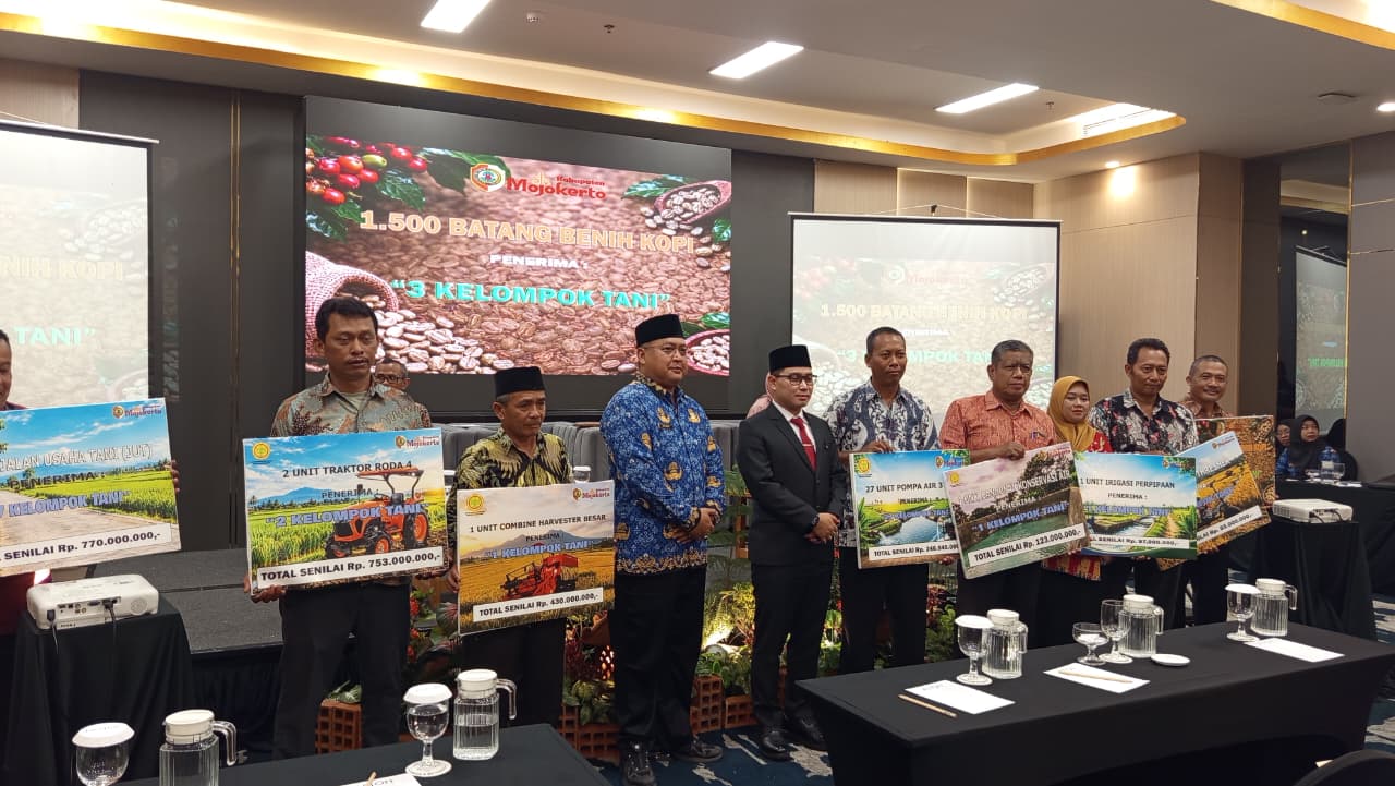 Bupati Mojokerto Salurkan Bantuan Pertanian, Dorong Produktivitas dan Kesejahteraan Petani