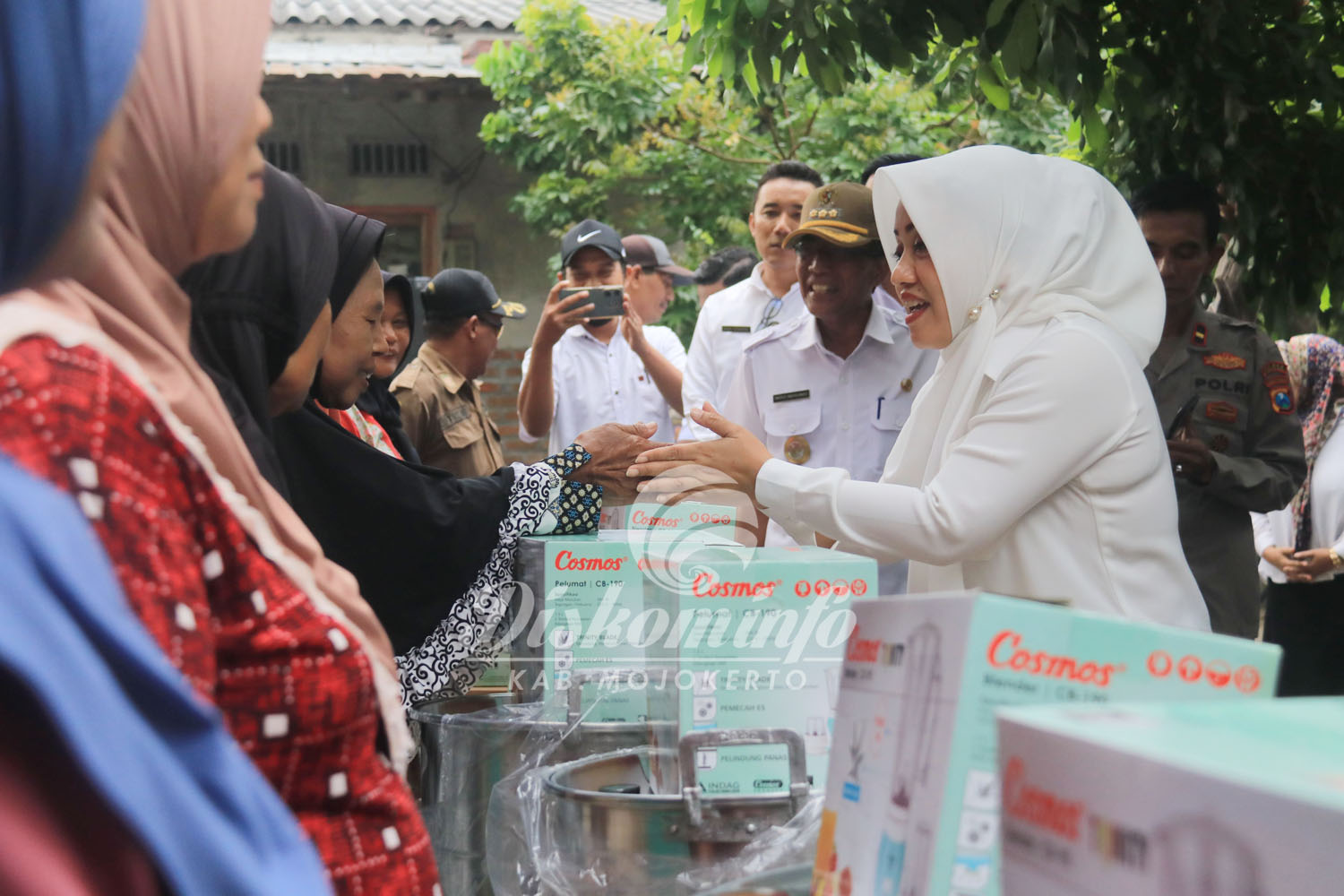 Bupati Mojokerto Serahkan Bantuan Kepada 25 Pengusaha Boga di Desa Mojodadi Kemlagi