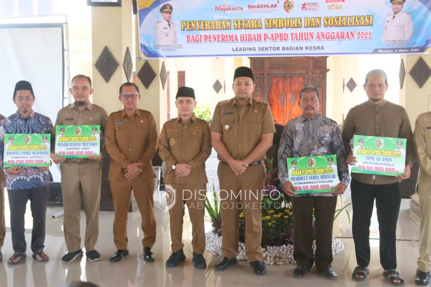 Bupati Mojokerto Serahkan Secara Simbolis Hibah P-APBD 2025, Dorong Transparansi dan Ketertiban Pengelolaan Dana Keagamaan