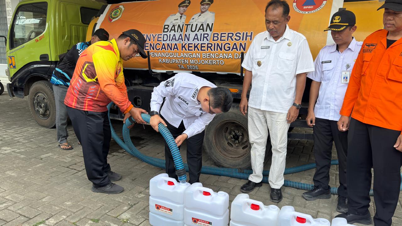 Gus Bupati Albarra Salurkan Bantuan Air Bersih di Desa Duyung Trawas