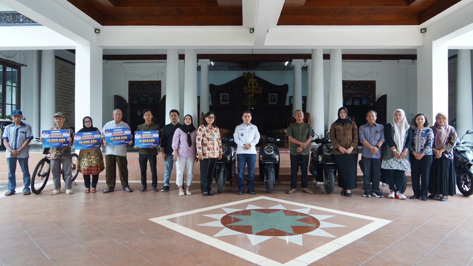 Gus Bupati Serahkan Hadiah Undian Pajak, Ada Motor - Tabungan Rp10 Juta