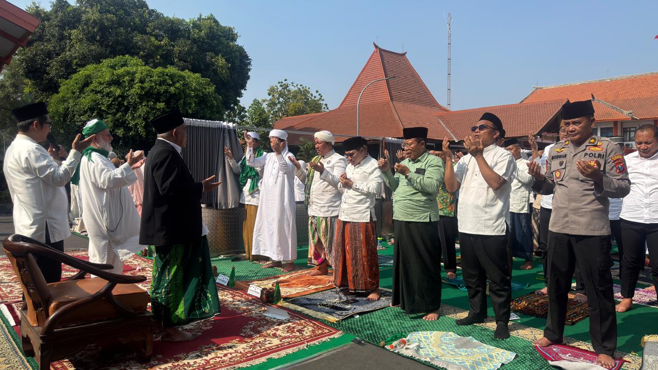 Hadapi Kemarau Panjang, Pemprov Jatim dan Pemkab Mojokerto Gelar Salat Istisqa