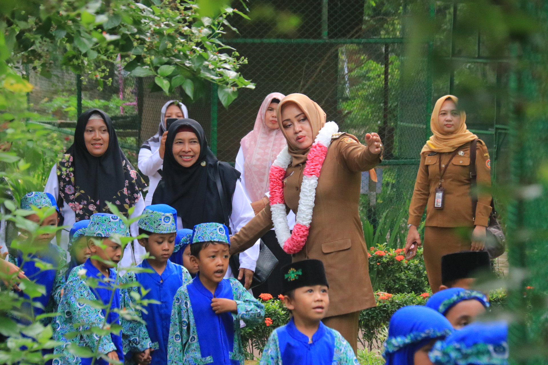 Kali ini, RA Miftahul Ulum diajak Bupati Ikfina Keliling Kantor Bupati