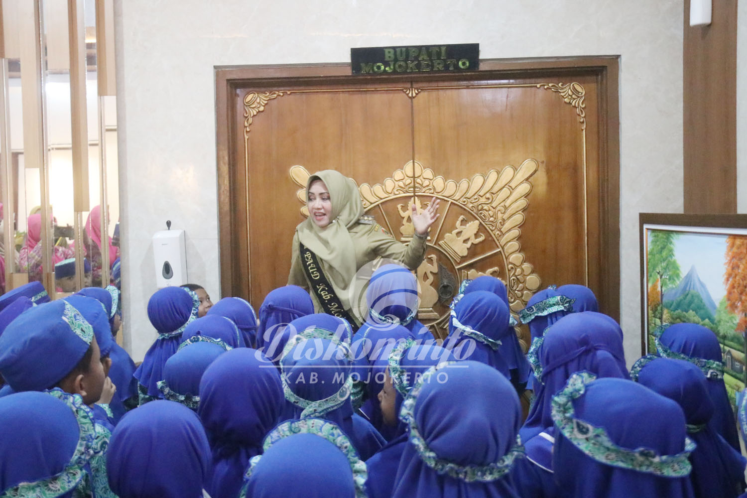 Kenalkan Profesi Kepala Daerah, Bupati Ikfina Ajak Keliling Anak TK di Kantor Bupati