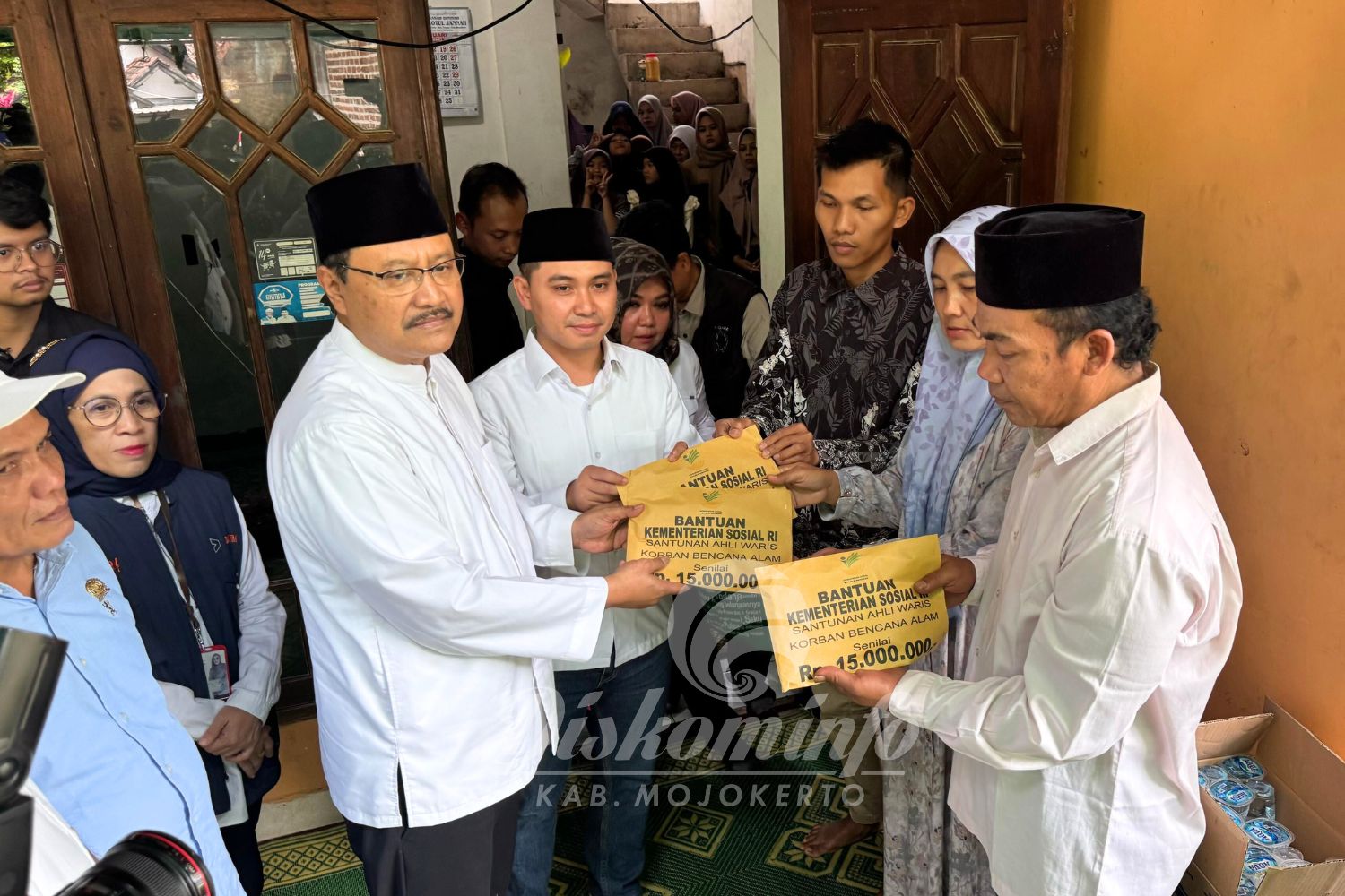 Mensos Saifullah Yusuf Serahkan Santunan ke Keluarga Korban Longsor Pacet-Cangar