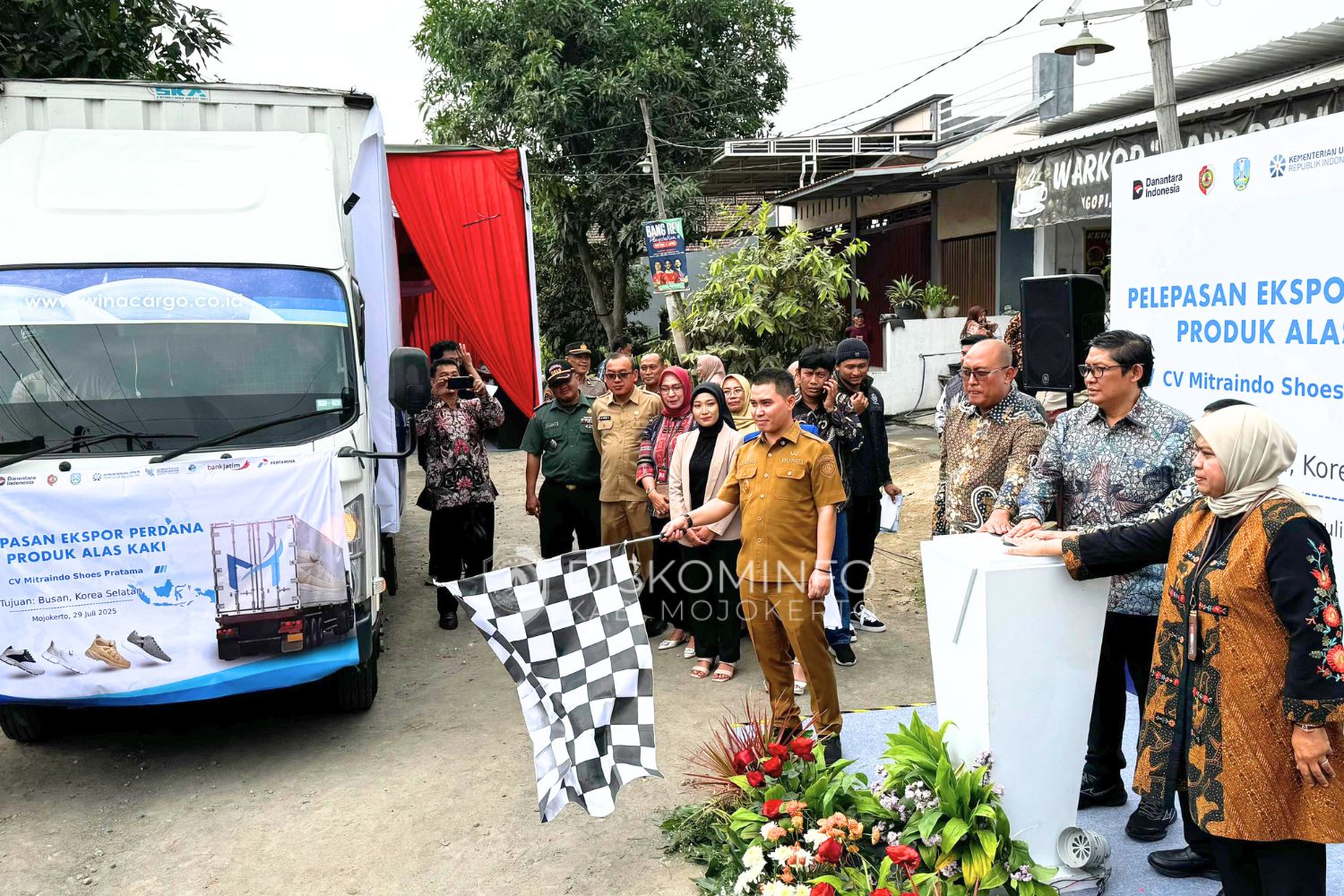 Mitraindo Shoes Ekspor 3.250 Sepatu ke Korea, Bupati Mojokerto: Produk Lokal Siap Bersaing Global