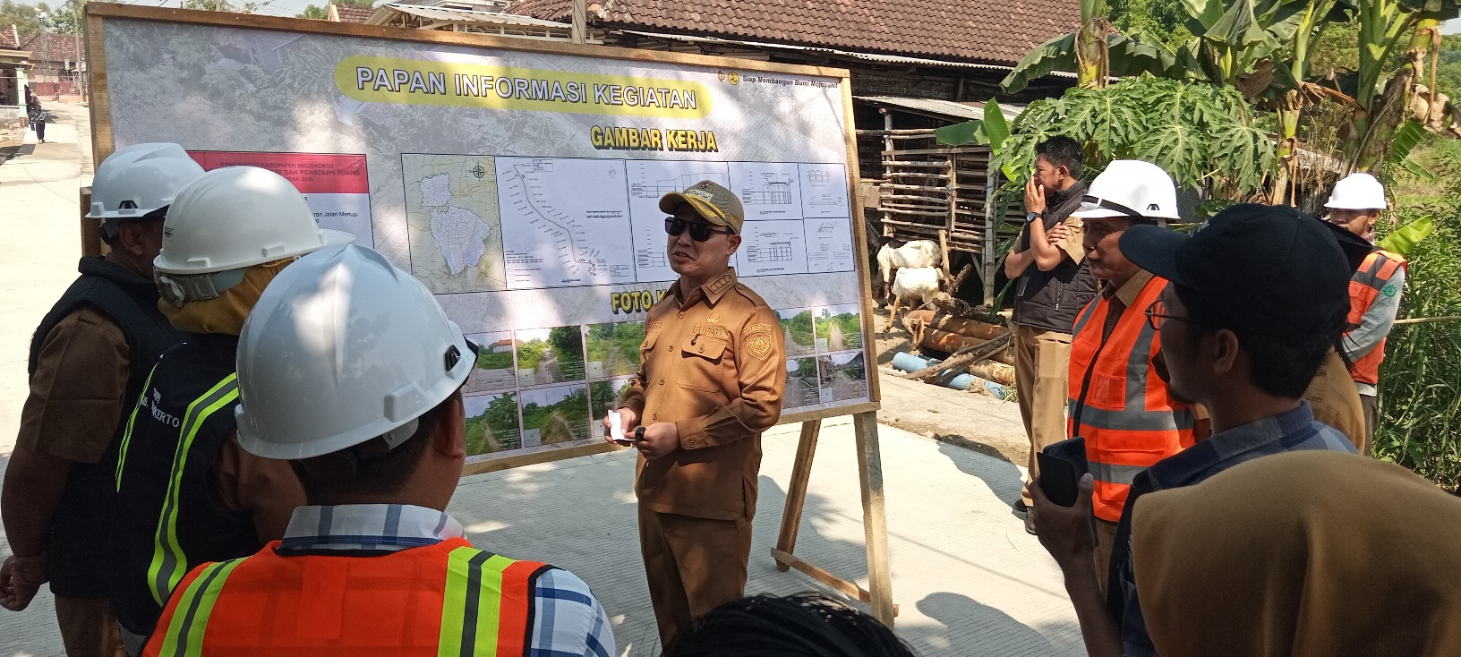 Pastikan Kelancaran Akses Masyarakat, Gus Bupati Tinjau Proyek Pembangunan Jalan Lakardowo Jetis