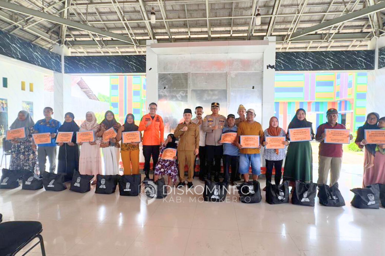 Pemkab Mojokerto Salurkan Bantuan Material untuk Warga Terdampak Angin Kencang di Kertosari, Kutorejo