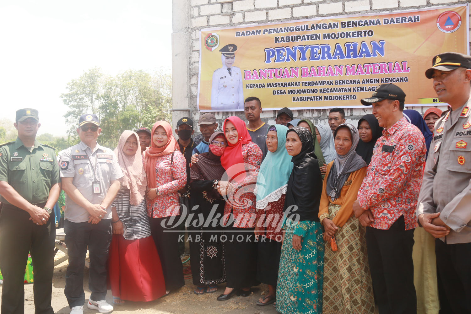 Pemkab Mojokerto Salurkan Bantuan Rumah Warga Terdampak Angin Kencang di Kemlagi