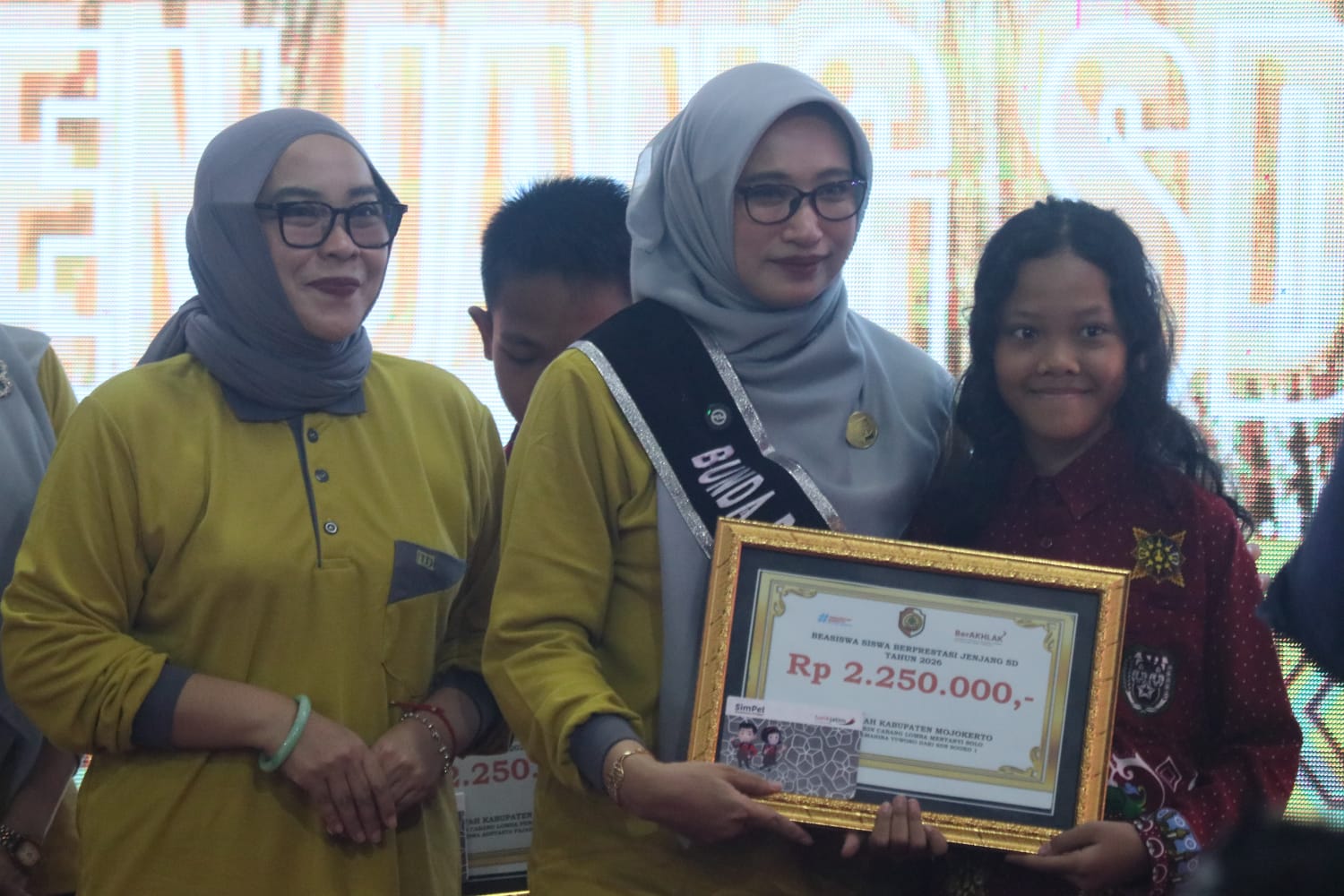 Peringatan HAN 2026, Pemkab Mojokerto Salurkan Beasiswa Rp421,7 Juta dan Luncurkan Dua Buku Literasi Anak