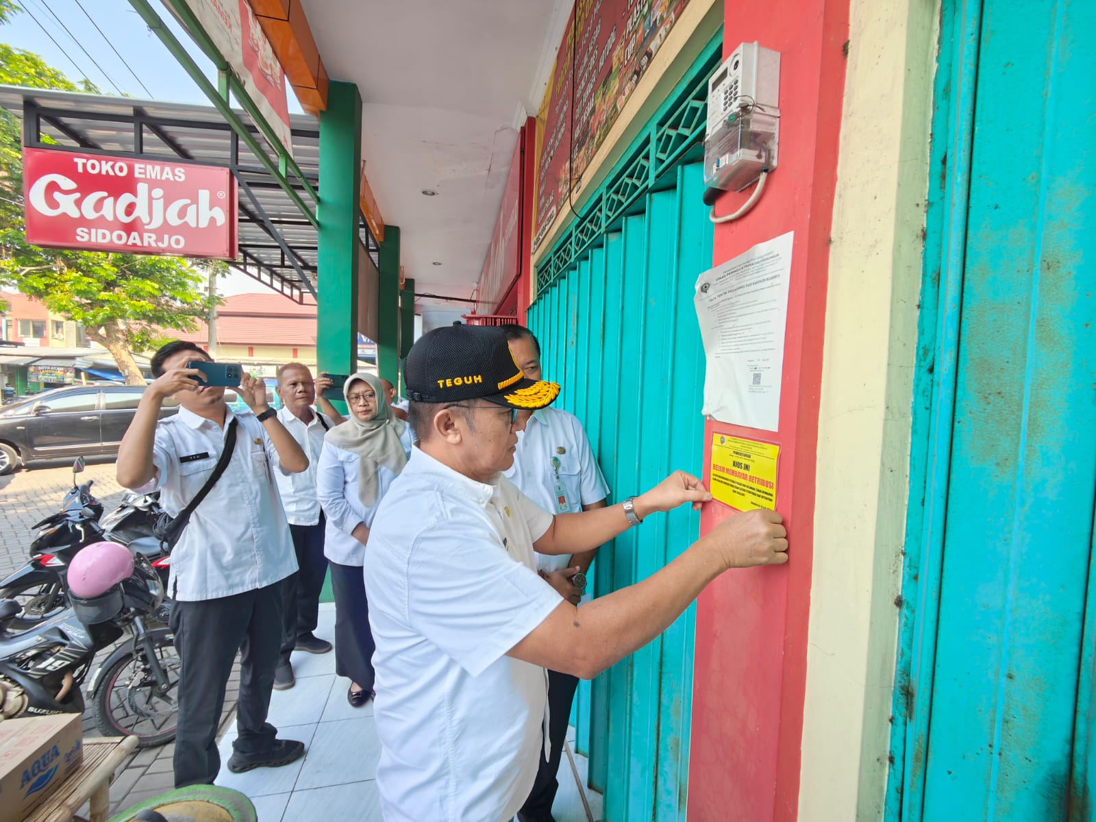 Tunggakan Retribusi Kios Sentuh Rp961 Juta, Pemkab Mojokerto Pasang Stiker Penertiban